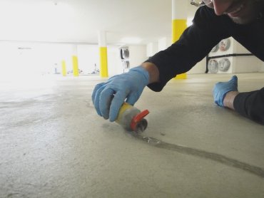Rissbildungen in Hartbetonbelägen etc. können mit unserem Hochleistungs-Fliessmörtel repariert werden