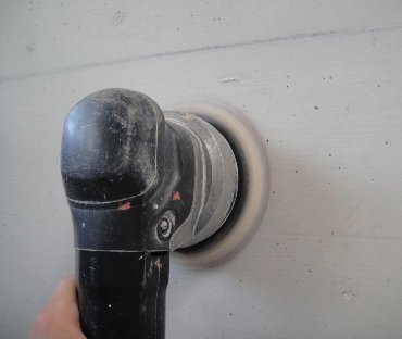 Schlussarbeiten bei der Sichtbetonkosmetik