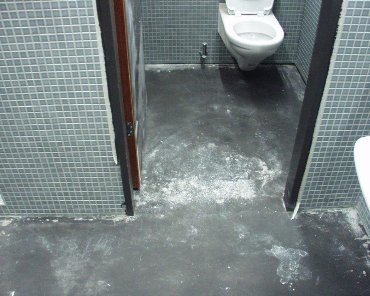 Schadenbilder bei Beton, Sichtbeton und Hartbetonflächen. Farbdifferenzen, Bauverschmutzungen